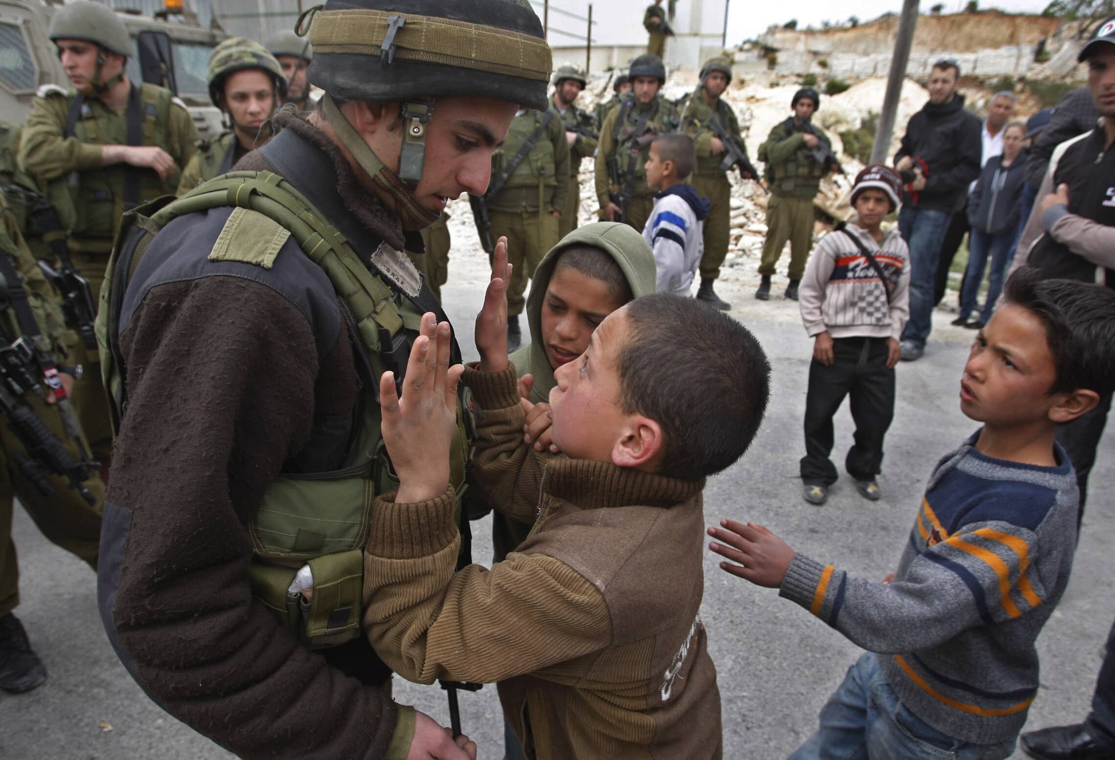 ילדים פלסטינים מול כוחות צה&quot;ל ליד בית לחם, 2009 (צילום: AP Photo/Nasser Shiyoukhi, File)