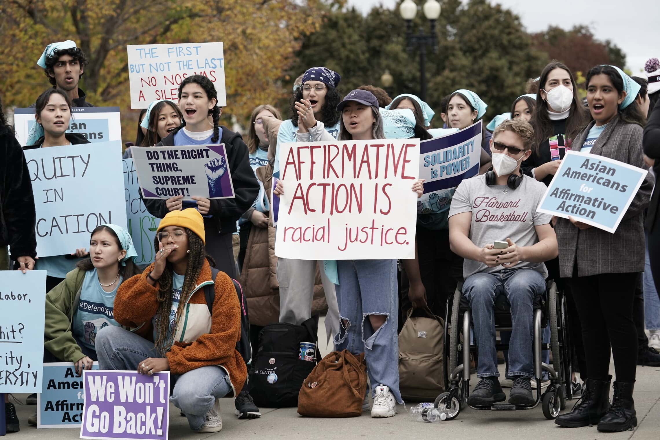 הפגנת תמיכה באפליה מתקנת מחוץ לבית המשפט העליון האמריקאי בוושינגטון, 31 באוקטובר 2022 (צילום: AP Photo/J. Scott Applewhite)