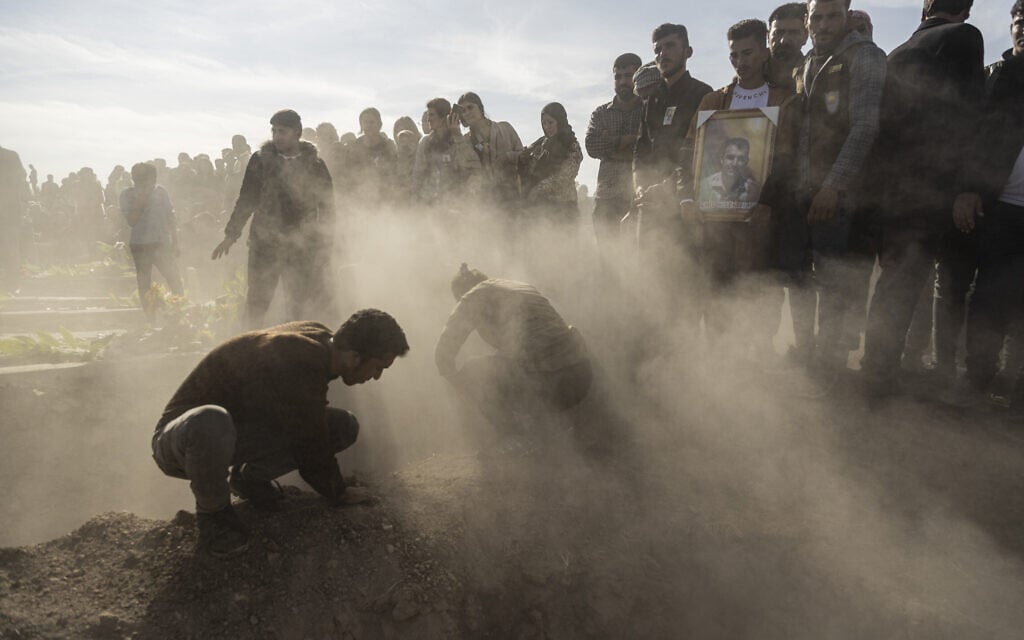 אזרחים כורדים בסוריה משתתפים בהלוויה לזכר ההורגים בעקבות התקיפות האוויריות הטורקיות, 21 בנובמבר 2022 (צילום: AP Photo/Baderkhan Ahmad)