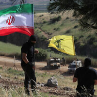 פעילי חזבאללה בדרום לבנון מניפים דגלים על הגבול עם ישראל, 25 במאי 2023