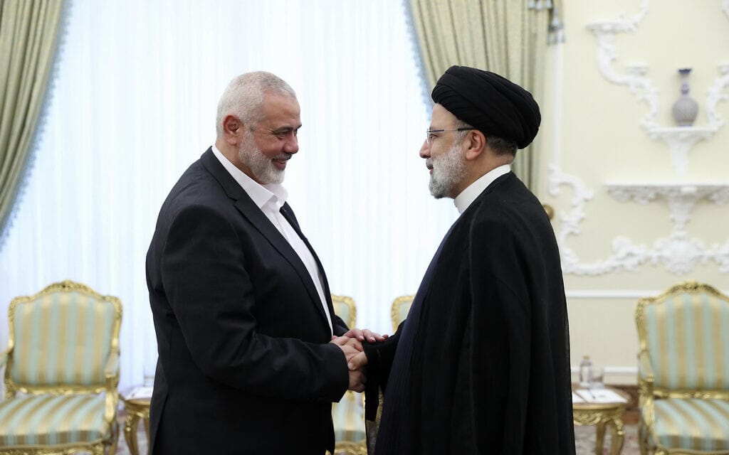 נשיא איראן אבראהים ראיסי מקבל את פניו של מנהיג חמאס אסמעיל הנייה בארמון הנשיאות בטהרן, 20 ביוני 2023 (צילום: Iranian Presidency Office, via AP)
