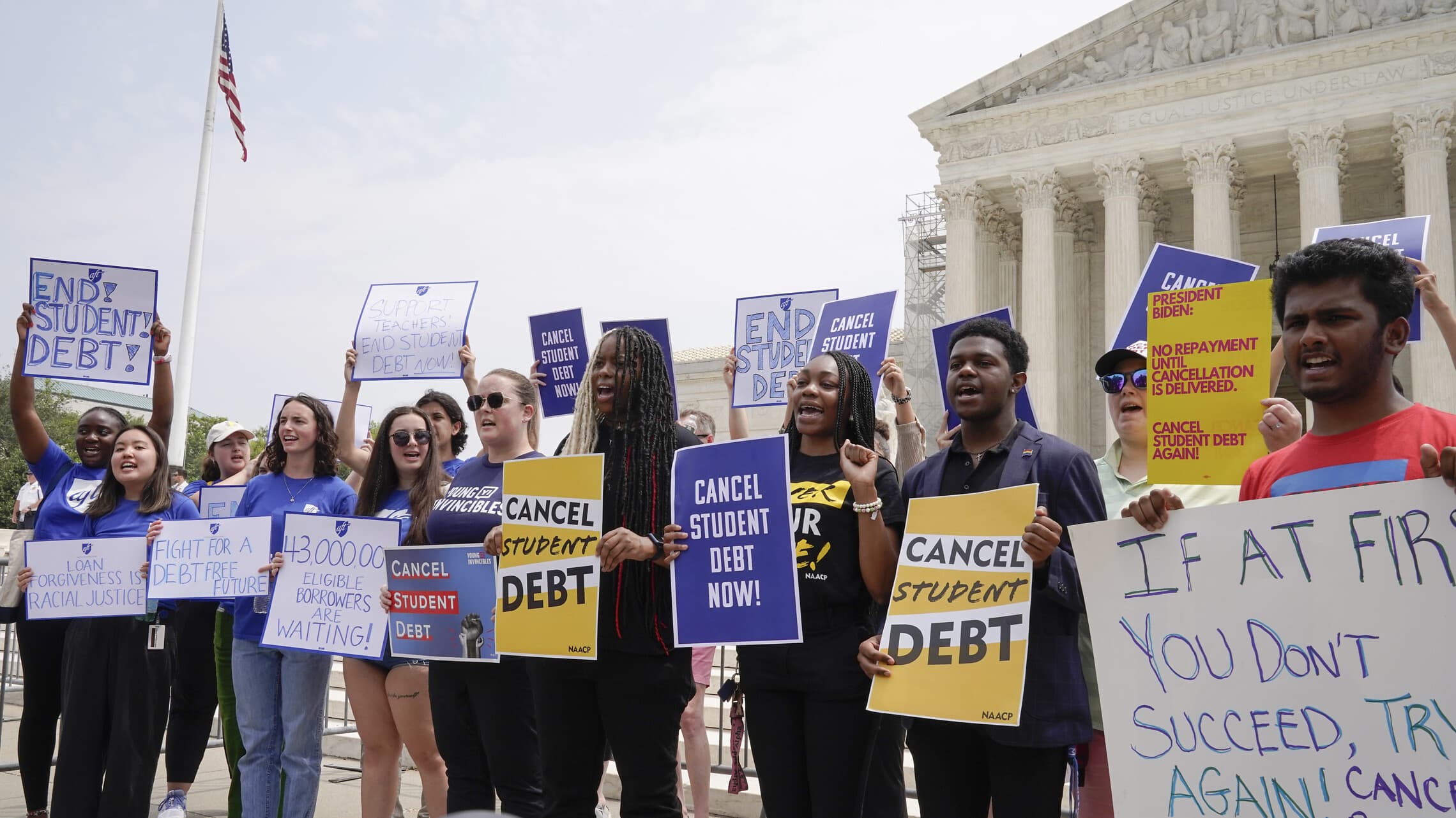 הפגנה מחוץ לבית המשפט עליון בוושינגטון בעד מחיקת חובות סטודנטים, 30 ביוני 2023 (צילום: AP Photo/Mariam Zuhaib)