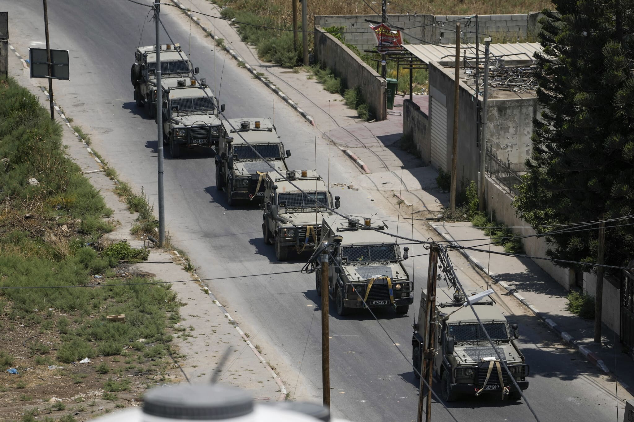שיירה של כלי רכב צבאיים במהלך הפשיטה הישראלית על מחנה הפליטים בג&#8217;נין, 3 ביולי 2023 (צילום: AP Photo/ Majdi Mohammed)