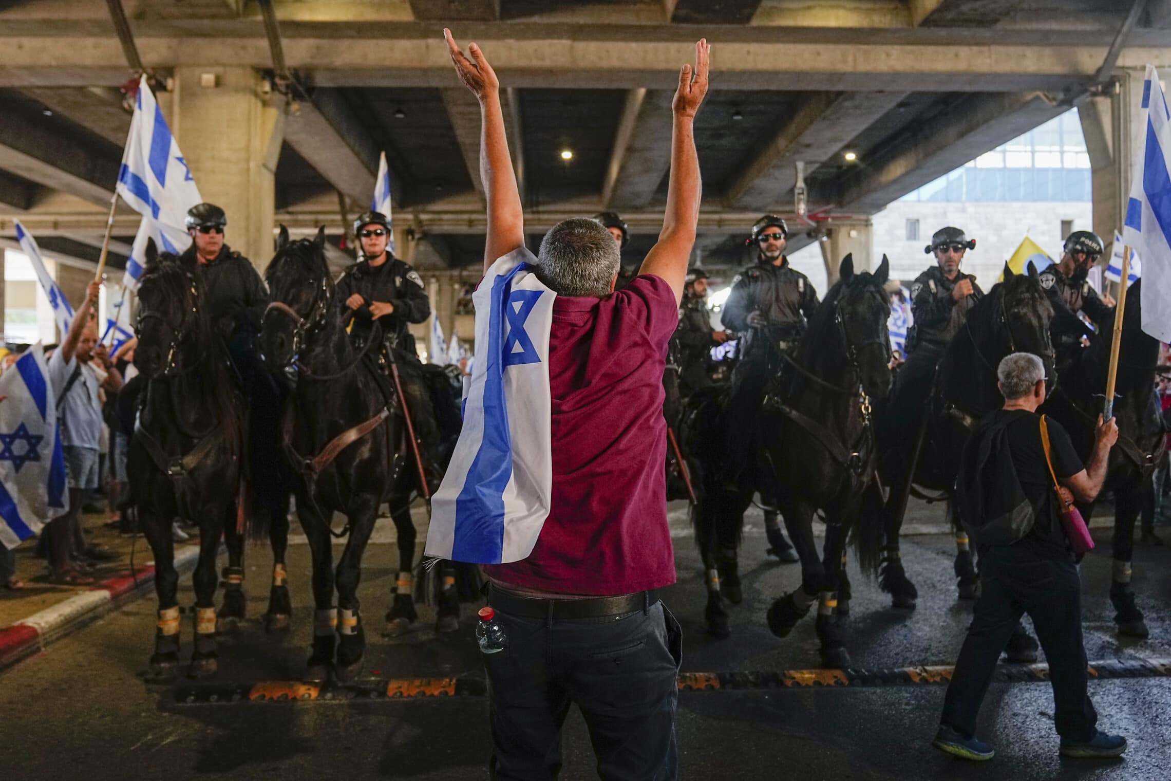המשטרה מתעמתת עם המפגינים בנתב&#8221;ג, 3 ביולי 2023 (צילום: AP Photo/Ohad Zwigenberg)