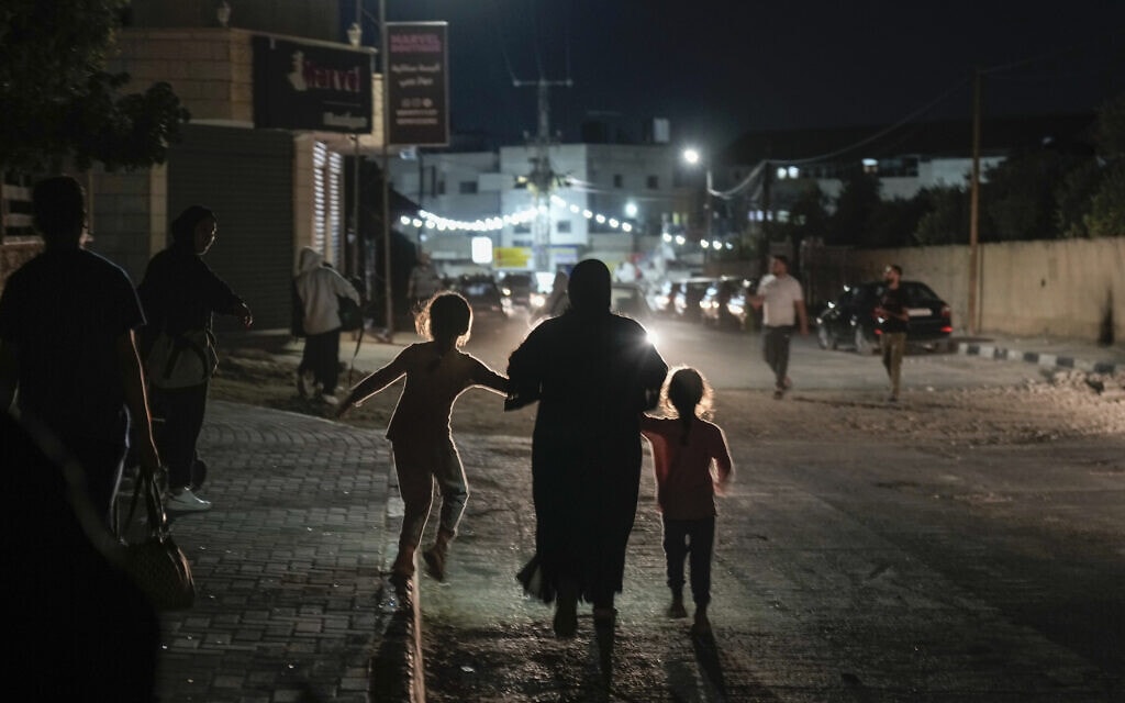 אם וילדיה מג'נין בורחים מהעיר בעקבות פעולת צה"ל בעיר, 3 ביולי 2023 (צילום: AP Photo/Majdi Mohammed)