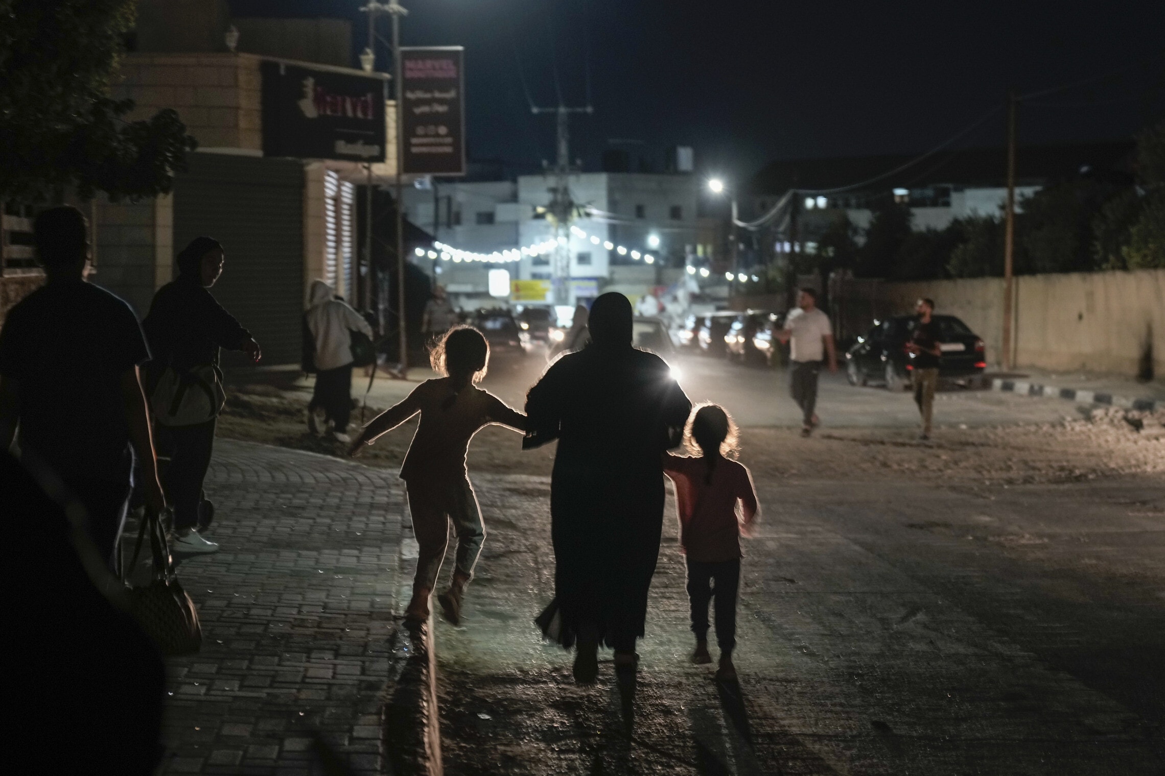אם וילדיה מג&#8217;נין בורחים מהעיר בעקבות פעולת צה&#8221;ל בעיר, 3 ביולי 2023 (צילום: AP Photo/Majdi Mohammed)