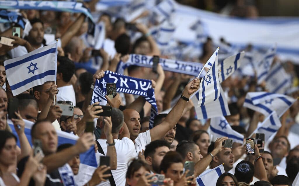אוהדי נבחרת ישראל בכדורגל מעודדים את הקבוצה בחצי גמר היורו, 5 ביולי2023 (צילום: AP Photo/Tamuna Kulumbegashvili)