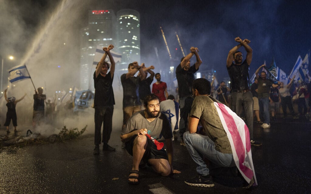 מפגינים חוסמים את נתיבי איילון במחאה על הדחתו של ניצב עמי אשד, 5 ביולי 2023 (צילום: AP Photo/Oded Balilty)