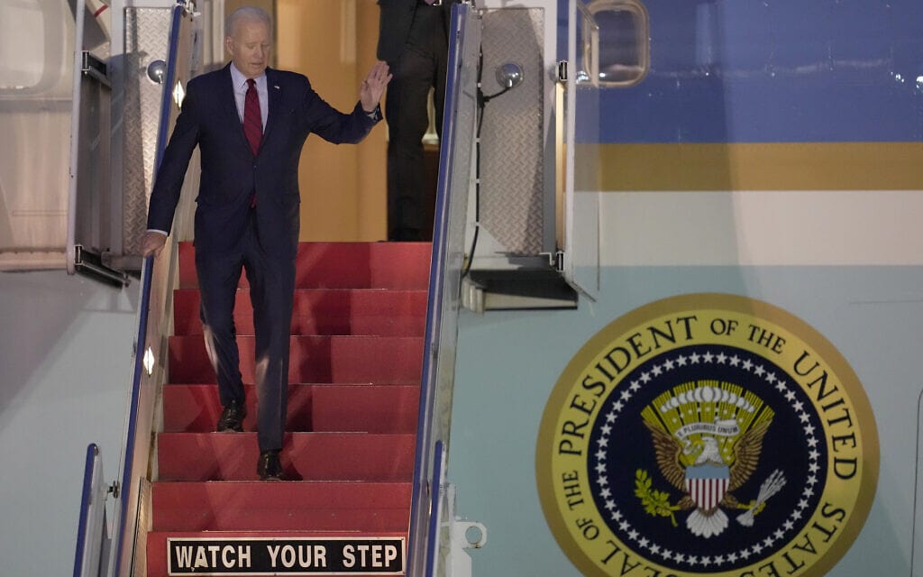 נשיא ארצות הברית ג&#8217;ו ביידן נוחת בשדה התעופה סטנסטד באנגליה, 10 ביולי 2023 (צילום: AP Photo/Kin Cheung)