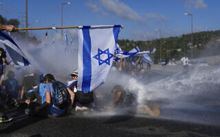 מכת"זית של המשטרה מנסה לפזר מפגינים החוסמים את כביש 1 במסגרת יום ההתנגדות אחרי ביטול עילת הסבירות בקריאה ראשונה, 11 ביולי 2023 (צילום: AP Photo/Ohad Zwigenberg) מכת"זית של המשטרה מנסה לפזר מפגינים החוסמים את כביש 1 במסגרת יום ההתנגדות אחרי ביטול עילת הסבירות בקריאה ראשונה, 11 ביולי 2023 (צילום: AP Photo/Ohad Zwigenberg)