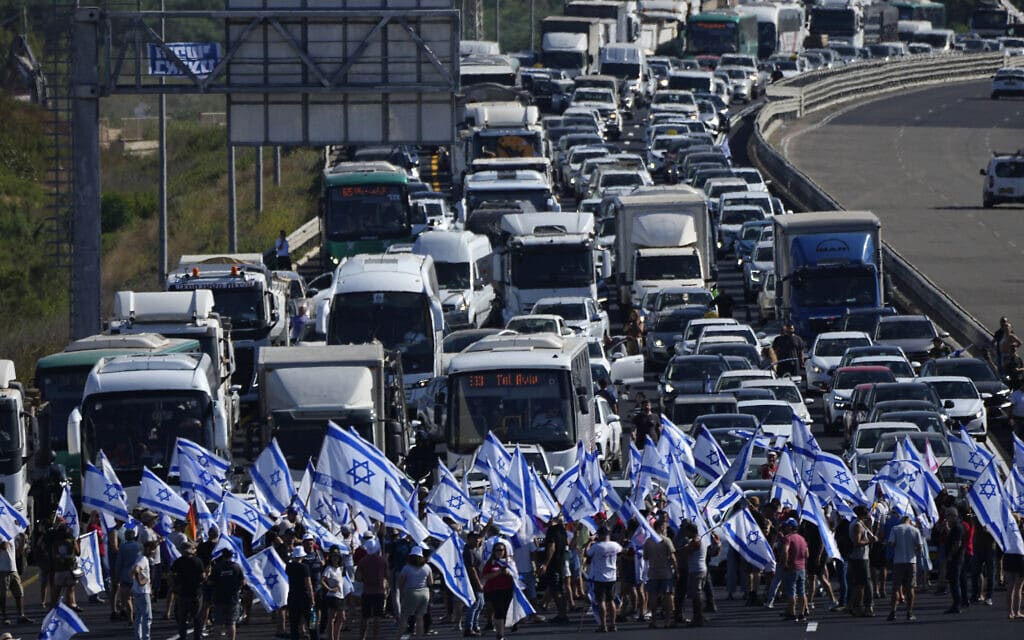 מפגינים חוסמים את כביש 2 ליד בית ינאי במהלך המחאה נגד ההפיכה המשטרית, 11 ביולי 2023 (צילום: AP Photo/Ariel Schalit)