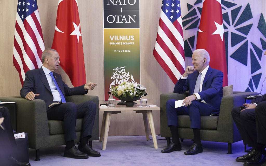 נשיא ארצות הברית ג&#8217;ו ביידן ונשיא טורקיה רג&#8217;פ טאיפ ארדואן בפגישה במהלך פסגת נאט&#8221;ו בוילנה, ליטא, 11 ביולי 2023 (צילום: AP Photo/Susan Walsh)