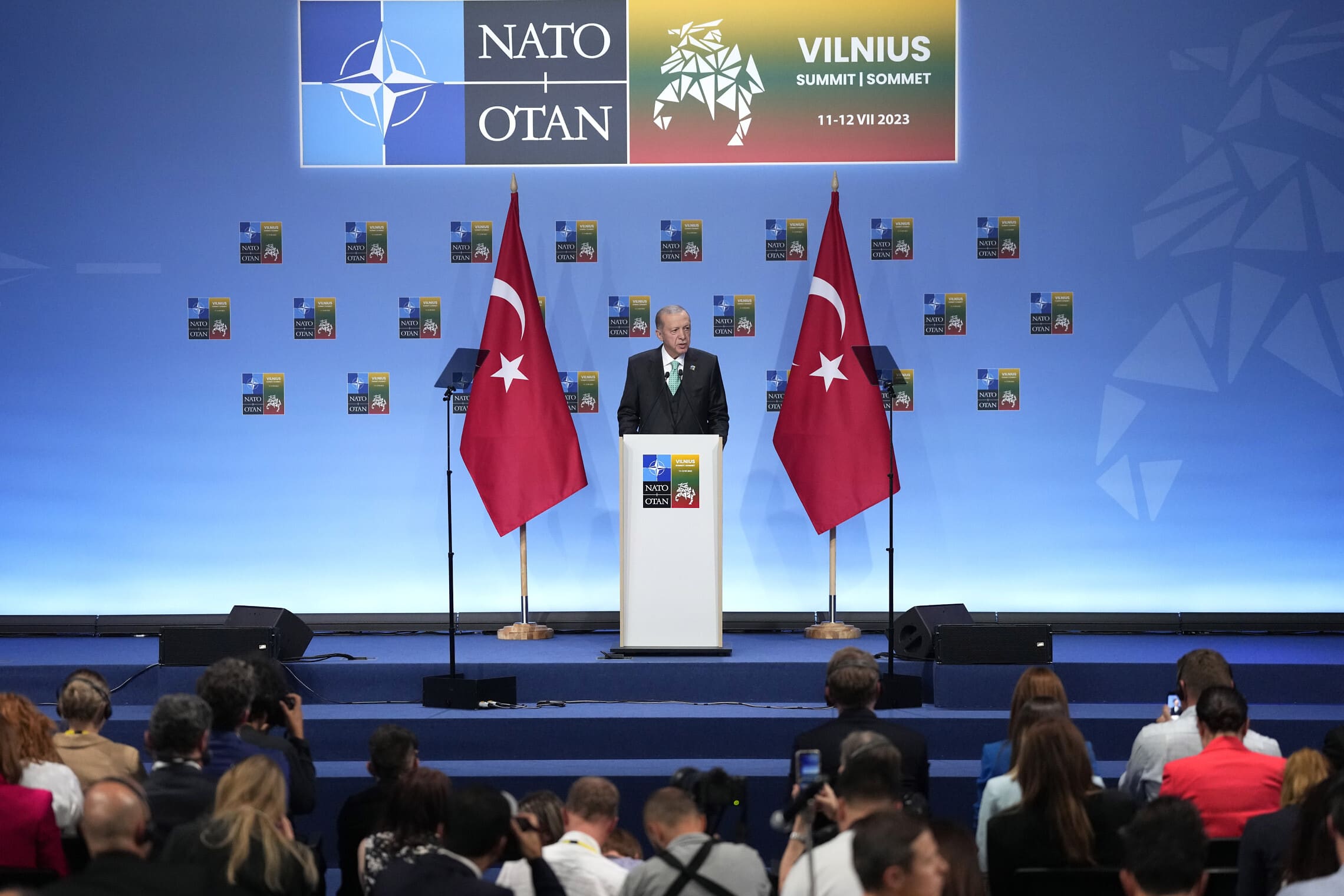 נשיא טורקיה רג&#8217;פ טאיפ ארדואן נואם בוועידת נאט&#8221;ו בווילנה, ליטא, 12 ביולי 2023 (צילום: AP Photo/Pavel Golovkin)