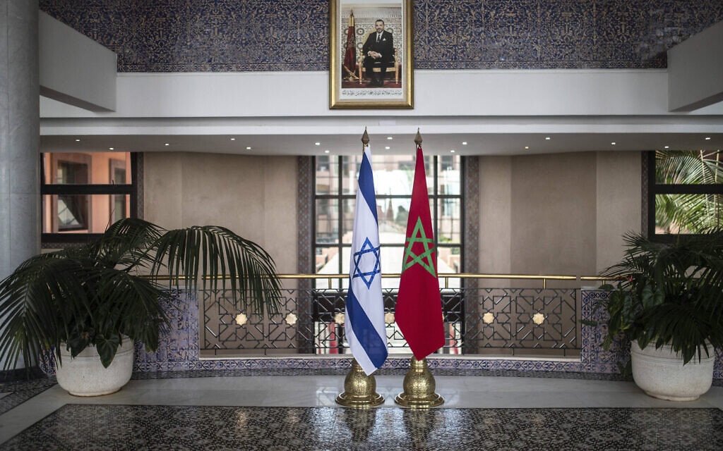דגלי ישראל ומרוקו מוצגים במשרד החוץ ברבאט, 11 באוגוסט 2021 (צילום: AP Photo/Mosa'ab Elshamy, file)