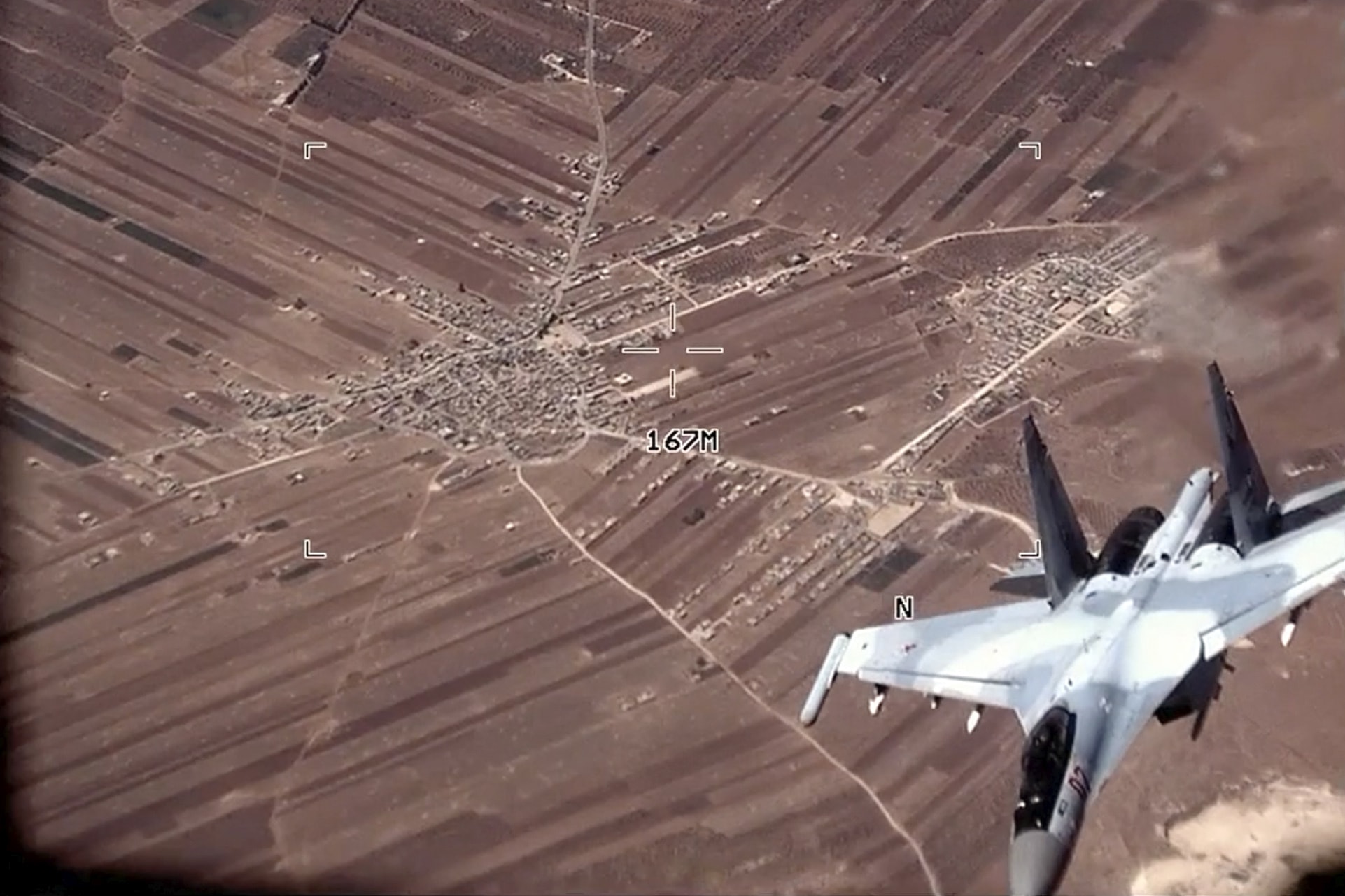 תיעוד שהפיץ הצבא האמריקאי: מטוס סוחוי su-35 רוסי טס ליד מל&quot;ט אמריקאי בסוריה, 5 ביולי 2023 (צילום: U.S. Air Force via AP)