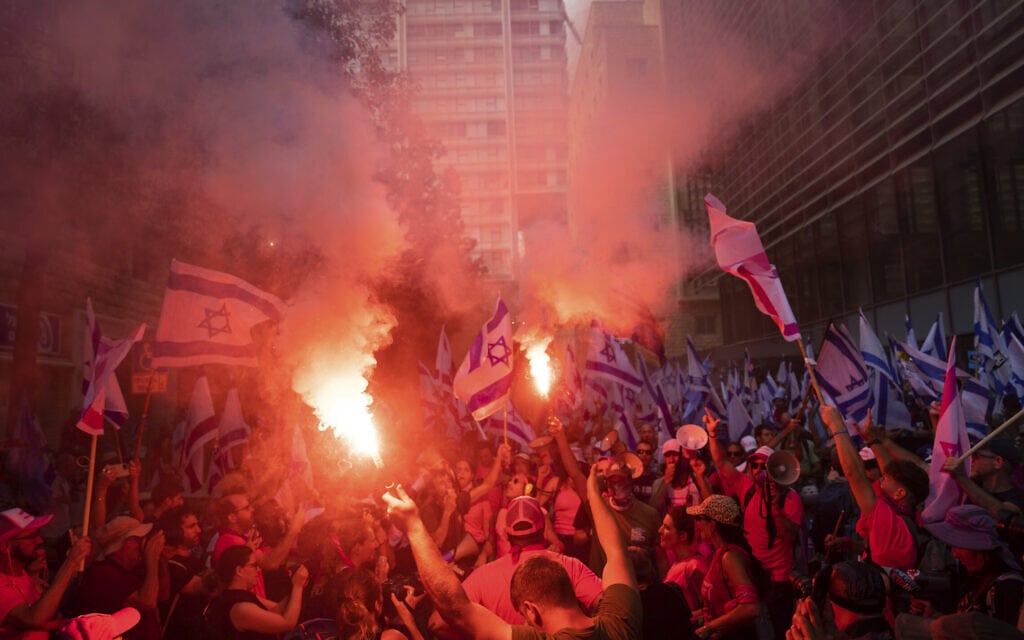 מפגינים מוחים בתל אביב נגד קידום המהפכה המשפטית, 18 ביולי 2023 (צילום: עודד בלילטי, AP)