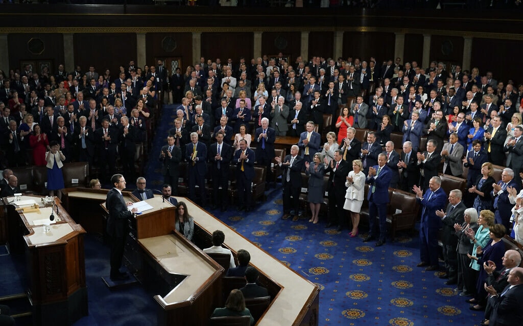הנשיא הרצוג זוכה למחיאות כפיים במהלך נאומו בפני מושב משותף של שני בתי הקונגרס, 19 ביולי 2023 (צילום: AP Photo/J. Scott Applewhite)