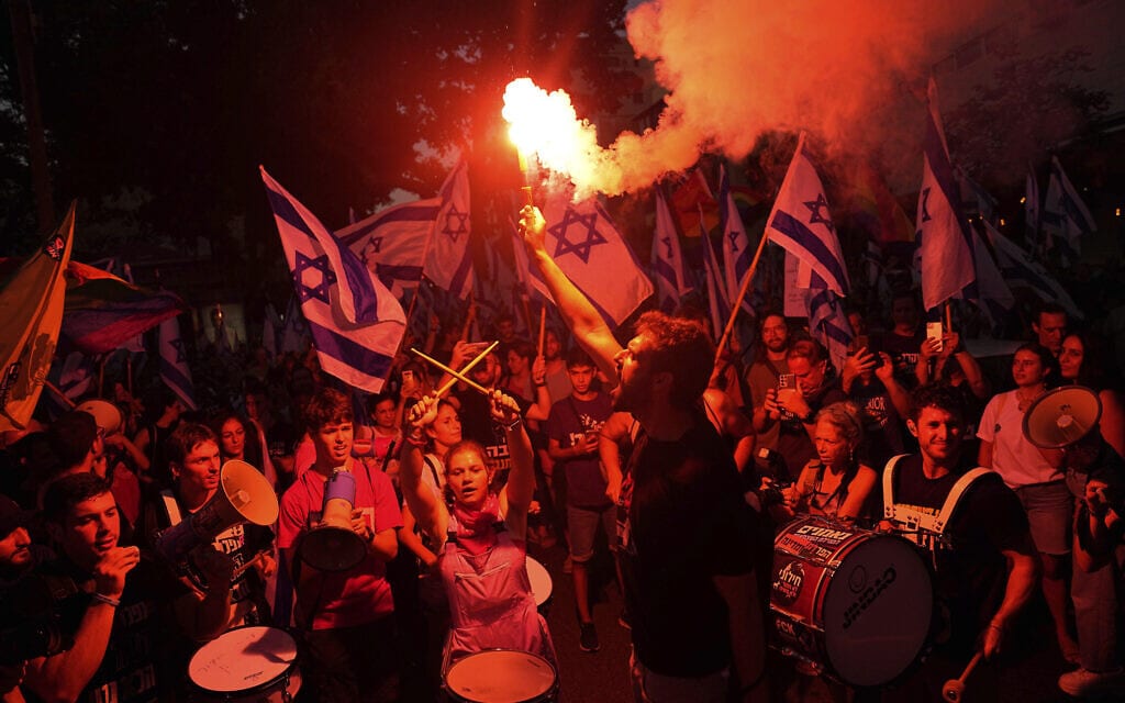 מפגינים מוחים בתל אביב נגד המהפכה המשפטית, 20 ביולי 2023 (צילום: Ariel Schalit, AP)