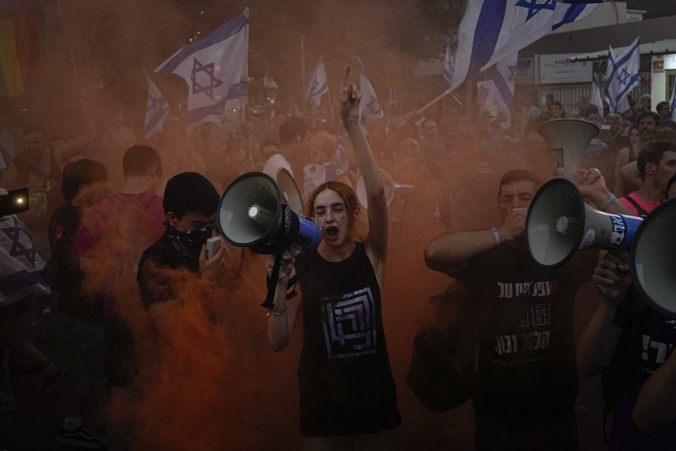 מפגינים מוחים בתל אביב נגד המהפכה המשפטית, 20 ביולי 2023 (צילום: Ariel Schalit, AP)
