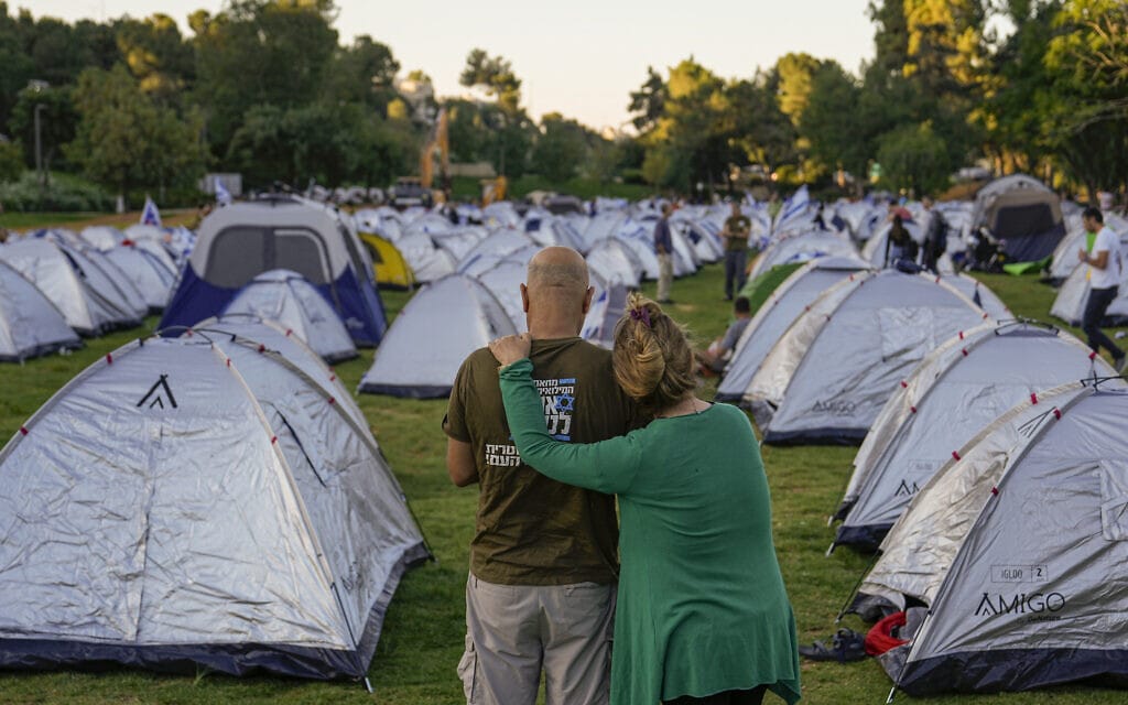 עיר האוהלים שהקימו מתנגדי ההפיכה המשטרית בגן סאקר בירושלים, 23 ביולי 2023 (צילום: AP Photo/Ohad Zwigenberg)