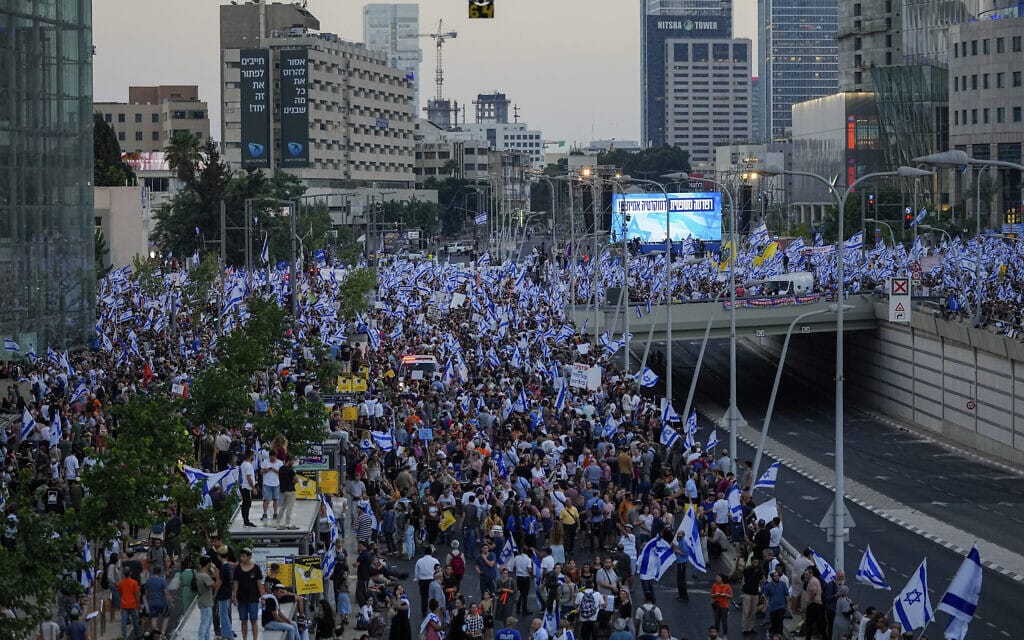 תומכי המהפכה המשפטית מפגינים בתל אביב, 23 ביולי 2023 (צילום: AP Photo/Ariel Schalit)