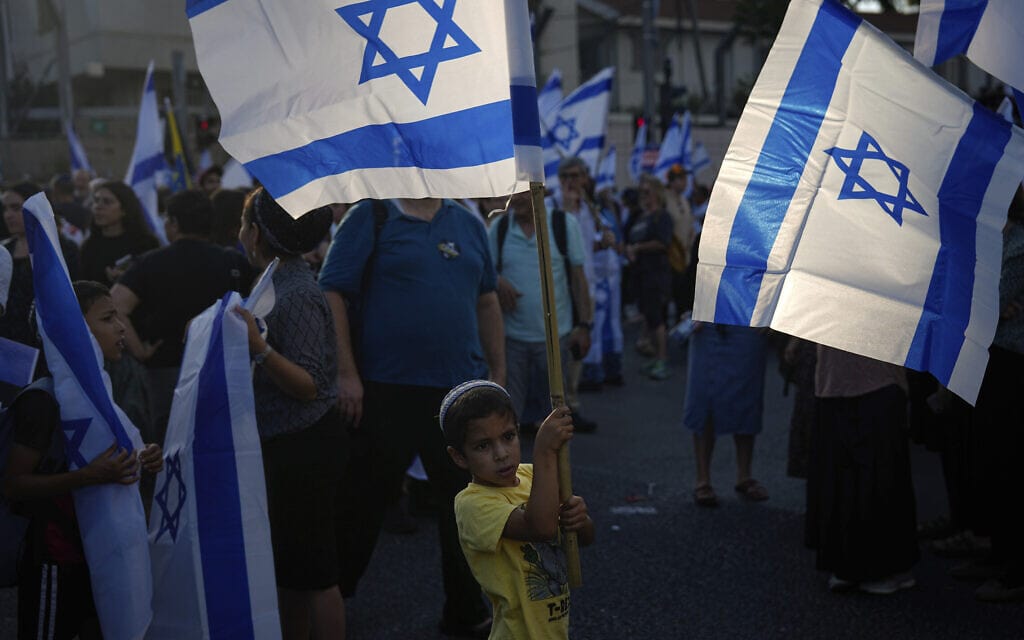 תומכי המהפכה המשפטית מפגינים בתל אביב, 23 ביולי 2023 (צילום: AP Photo/Ariel Schalit)
