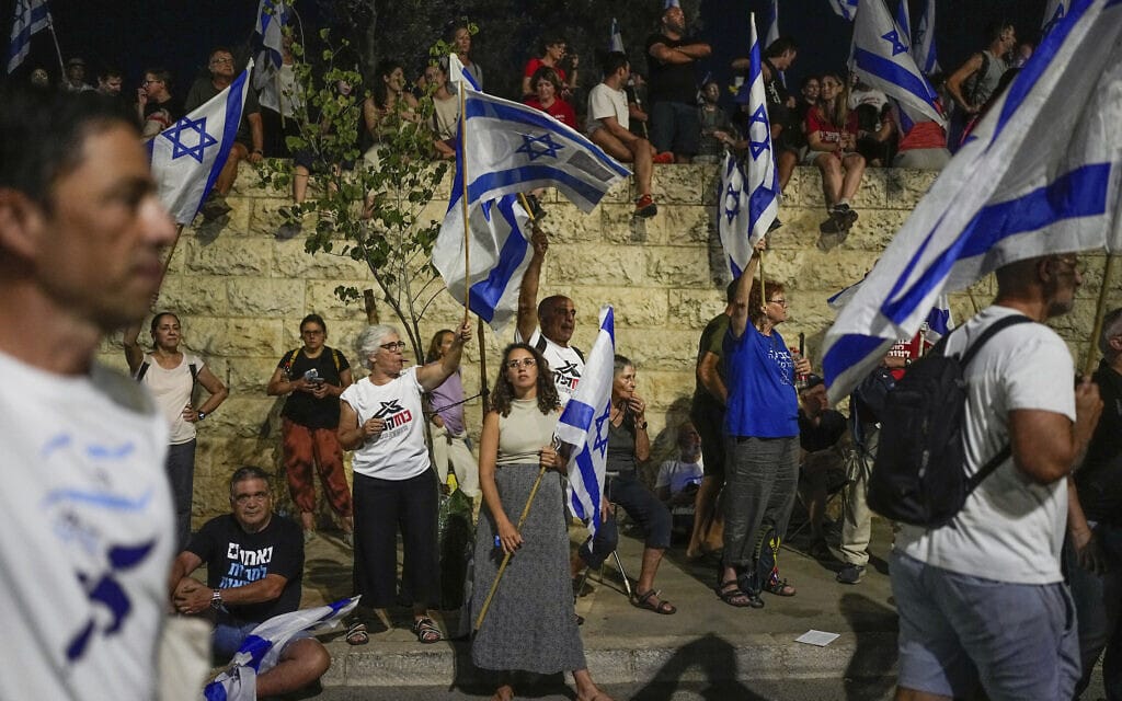 מפגינים נגד ההפיכה המשטרית בירושלים, 23 ביולי 2023 (צילום: AP Photo/Ohad Zwigenberg)