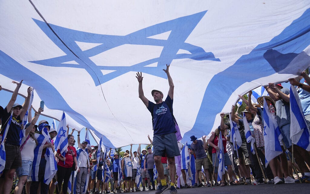 המחאה נגד המהפכה המשפטית מול הכנסת, 24 ביולי 2023 (צילום: AP Photo/Ohad Zwigenberg)