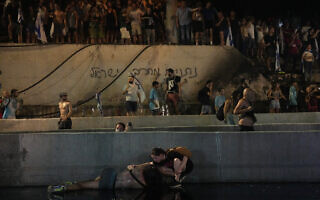 הפגנות באיילון נגד החקיקה המשטרית (צילום: AP Photo/Ariel Schalit) הפגנות באיילון נגד החקיקה המשטרית (צילום: AP Photo/Ariel Schalit)