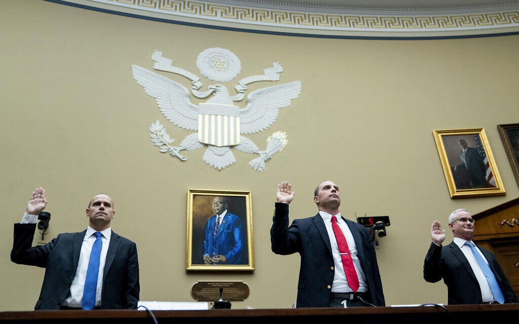העדים בשימוע מול וועדת המשנה לביטחון של בית הנבחרים האמריקאי בנושא עב&quot;מים, 26 ביולי 2023 (צילום: AP Photo/Nathan Howard)