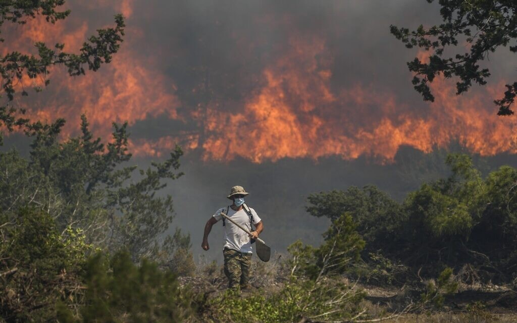 רודוס עולה בלהבות, 25 ביולי 2023 (צילום: AP Photo/Petros Giannakouris)