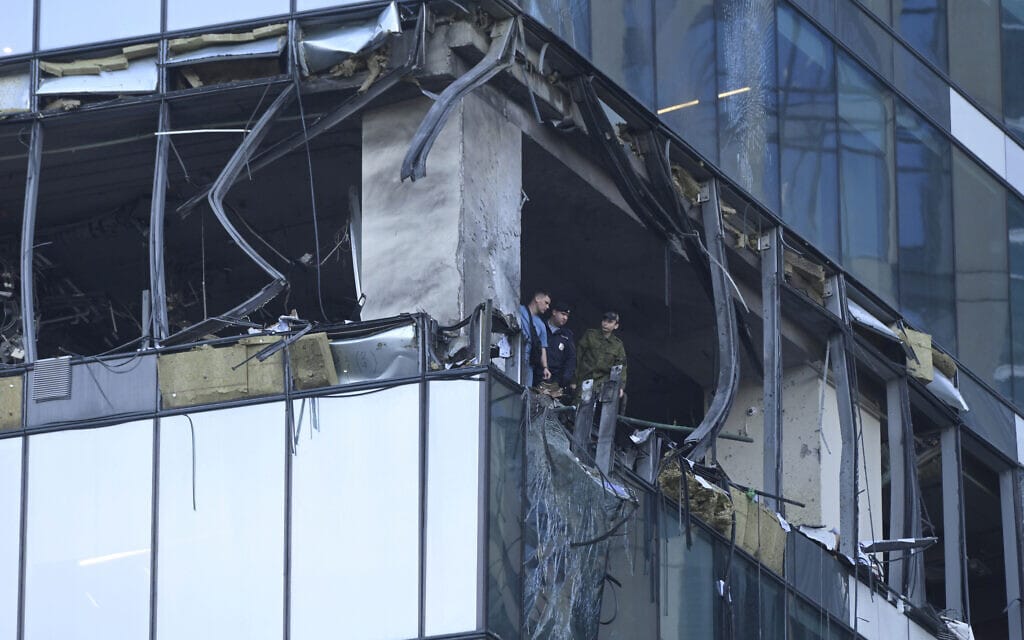 בניין במוסקבה שנפגע מכטב&quot;ם אוקראיני, 30 ביולי 2023 (צילום: AP Photo)
