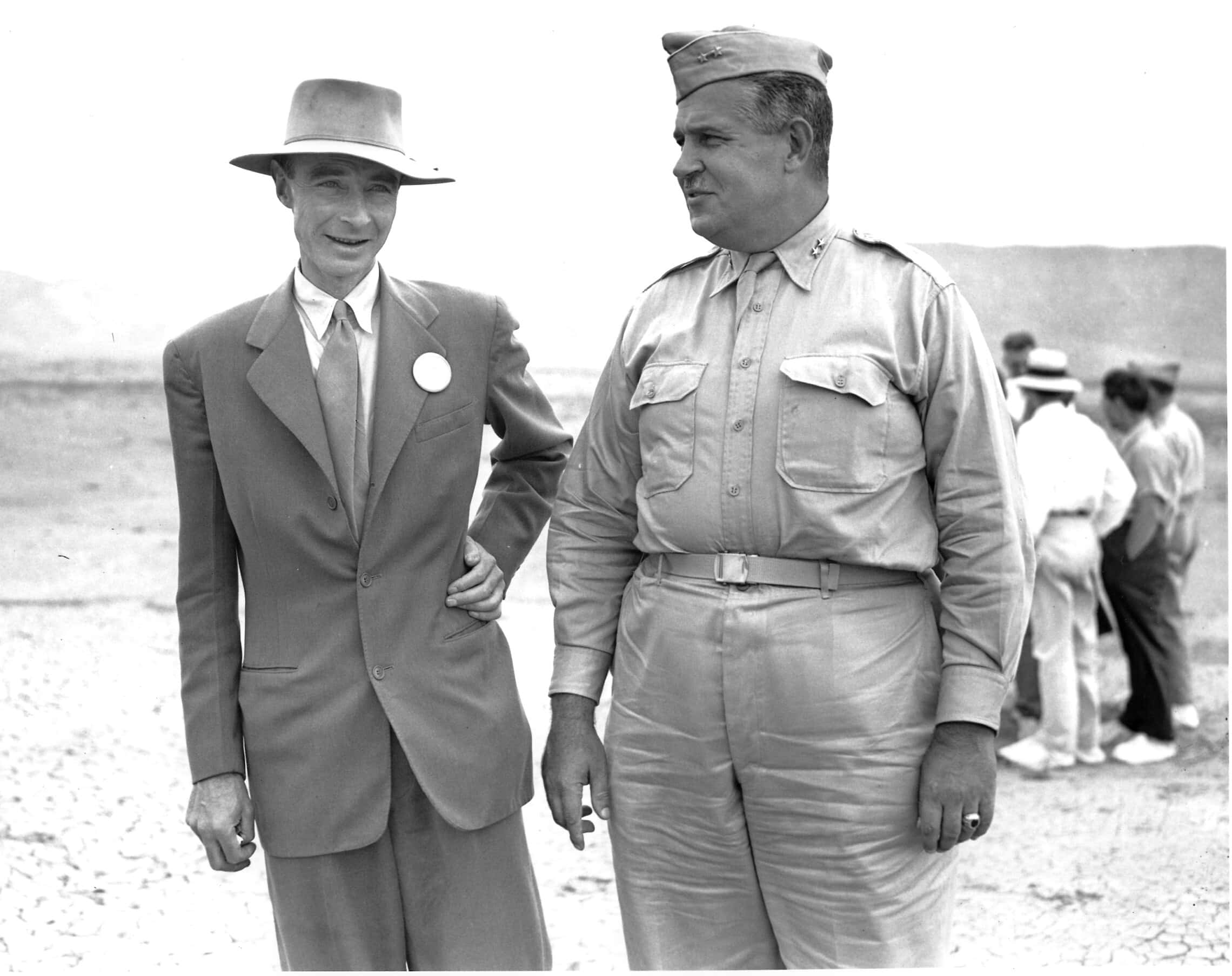 הגנרל לזלי גרובס (מימין) עם רוברט אופנהיימר בלוס אלמוס, ניו מקסיקו, ב-9 בספטמבר 1945 (צילום: AP Photo)