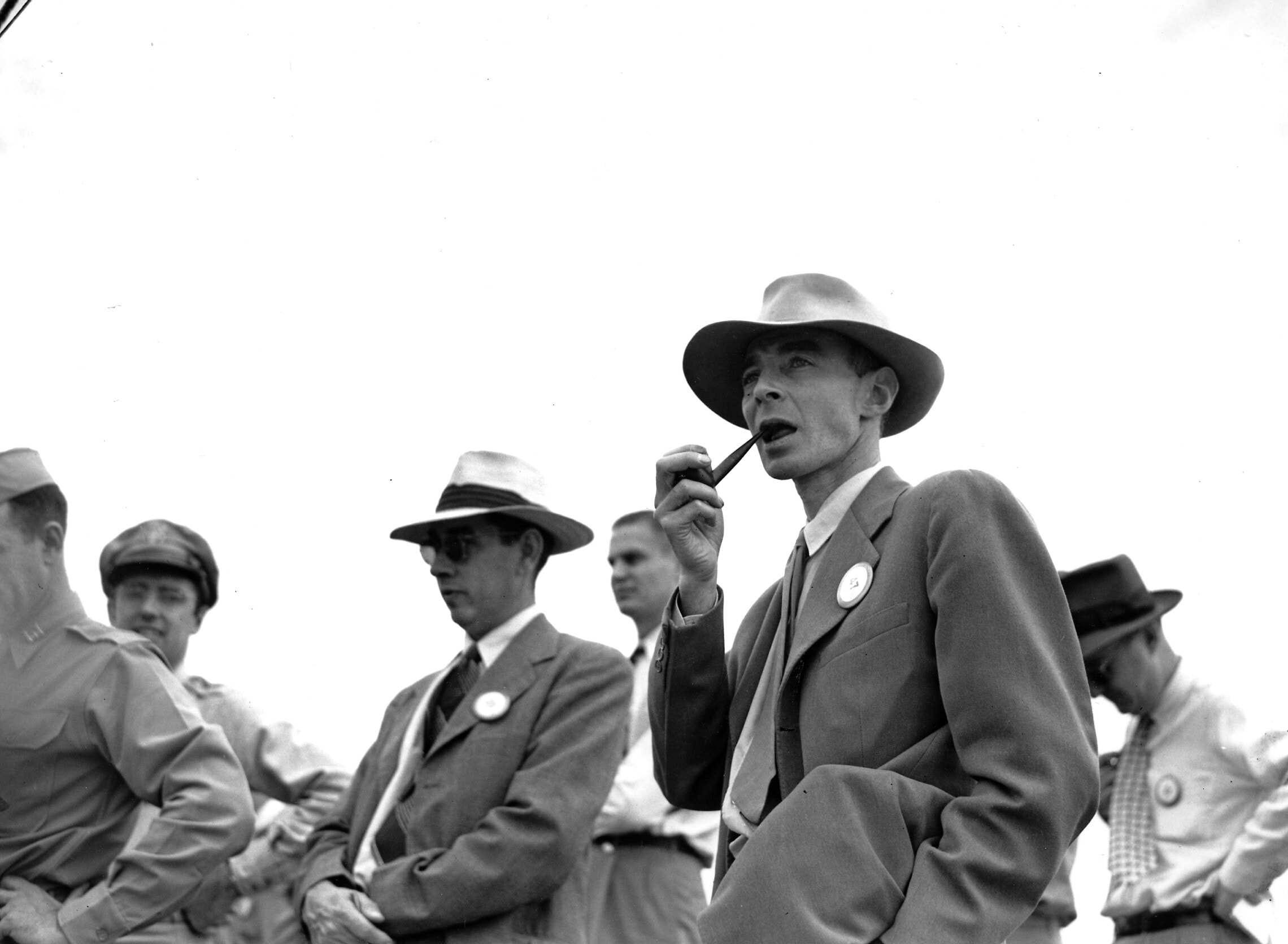רוברט אופנהיימר וצוות המדענים בלוס אלמוס, לקראת הניסוי הראשון בפצצת האטום, 9 בספטמבר 1945 (צילום: AP Photo)