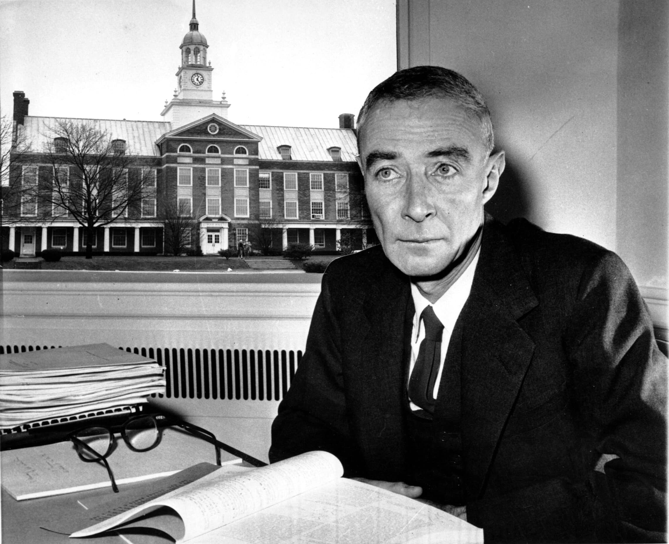 רוברט אופנהיימר במשרדו, דצמבר 1958 (צילום: AP Photo)