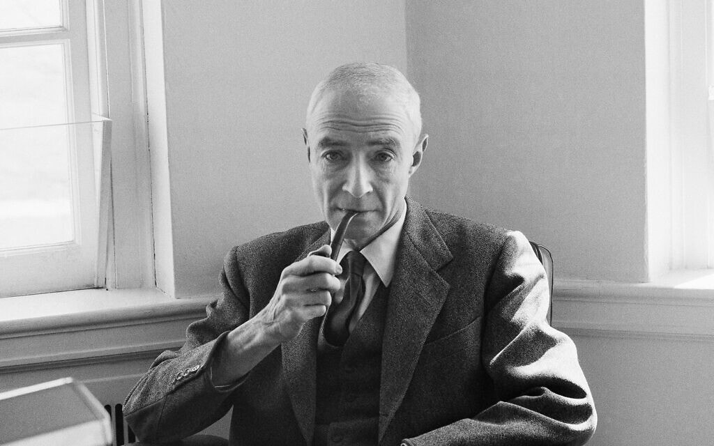 ג'יי רוברט אופנהיימר במשרדו באוניברסיטת פרינסטון בניו ג'רזי באפריל 1963 (צילום: AP Photo/Eddie Adams)