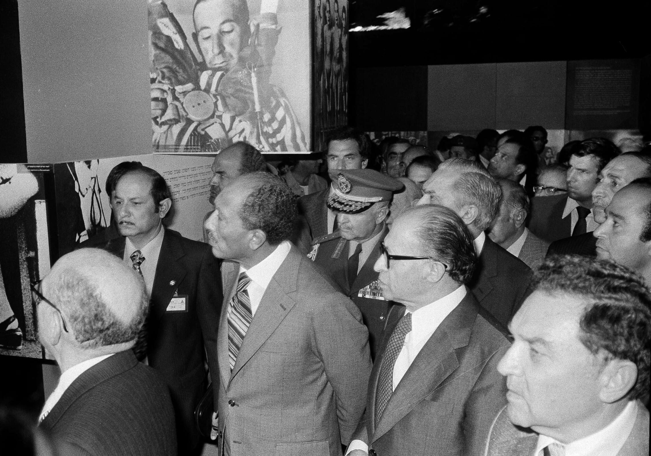 נשיא מצרים אנואר סאדאת, מלווה בראש הממשלה מנחם בגין, בביקור ב&#8221;יד ושם&#8221;, 20 בנובמבר 1977 (צילום: AP Photo)
