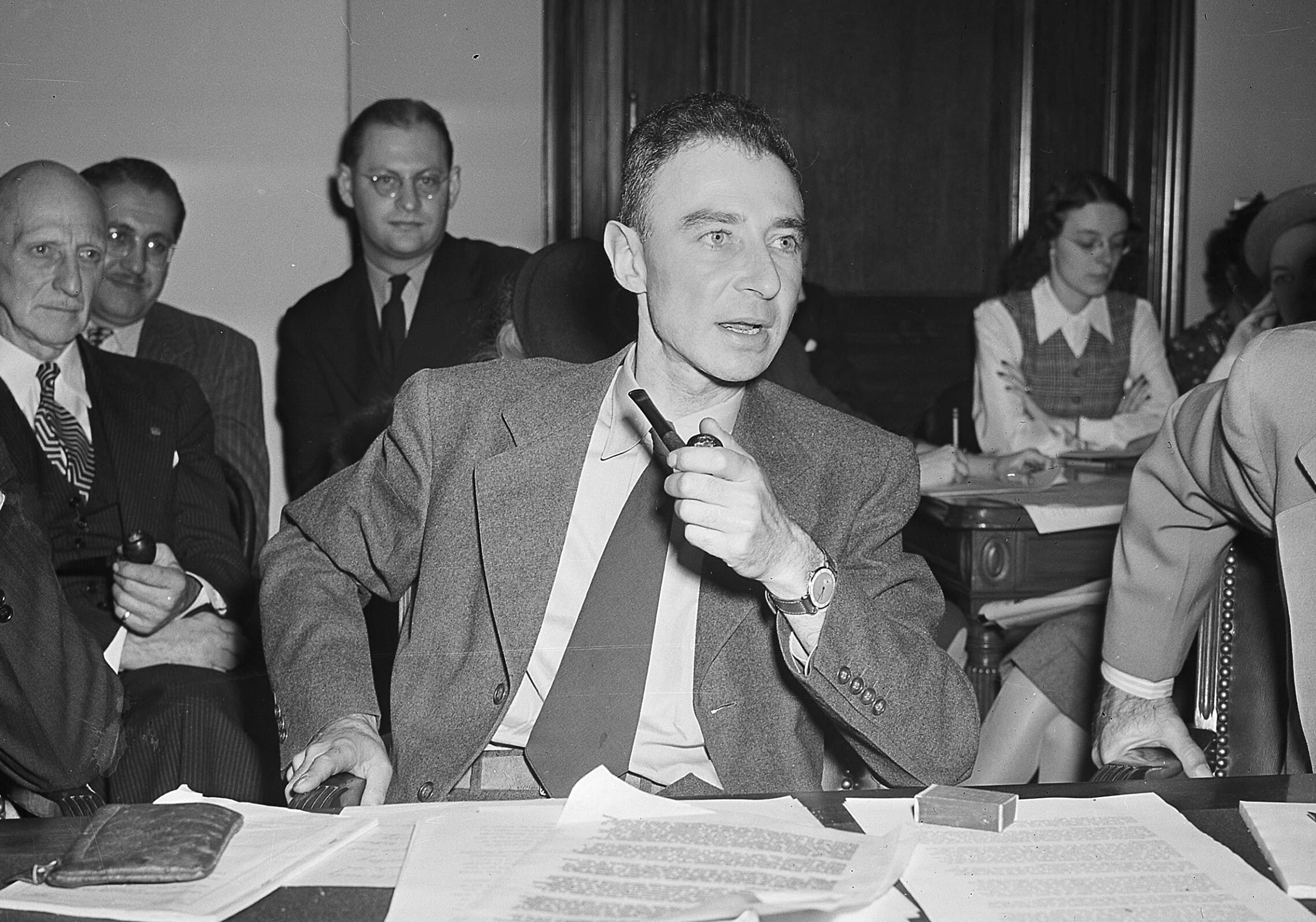 רוברט אופנהיימר מעיד בפני הסנאט, 17 באוקטובר 1945 (צילום: AP Photo)