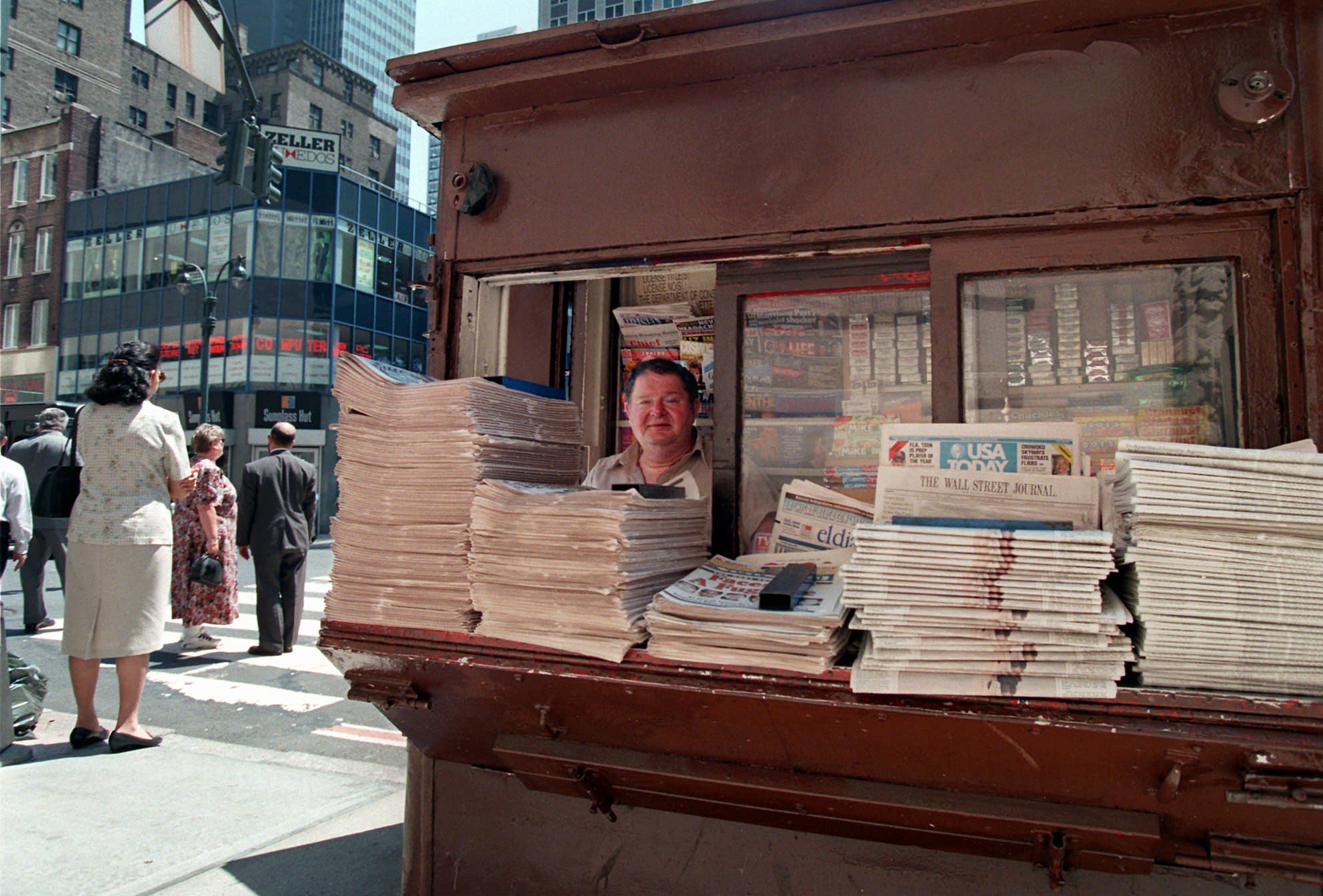 דוכן עיתונים במנהטן ב-1997. אילוסטרציה (צילום: AP Photo/Rosario Esposito)