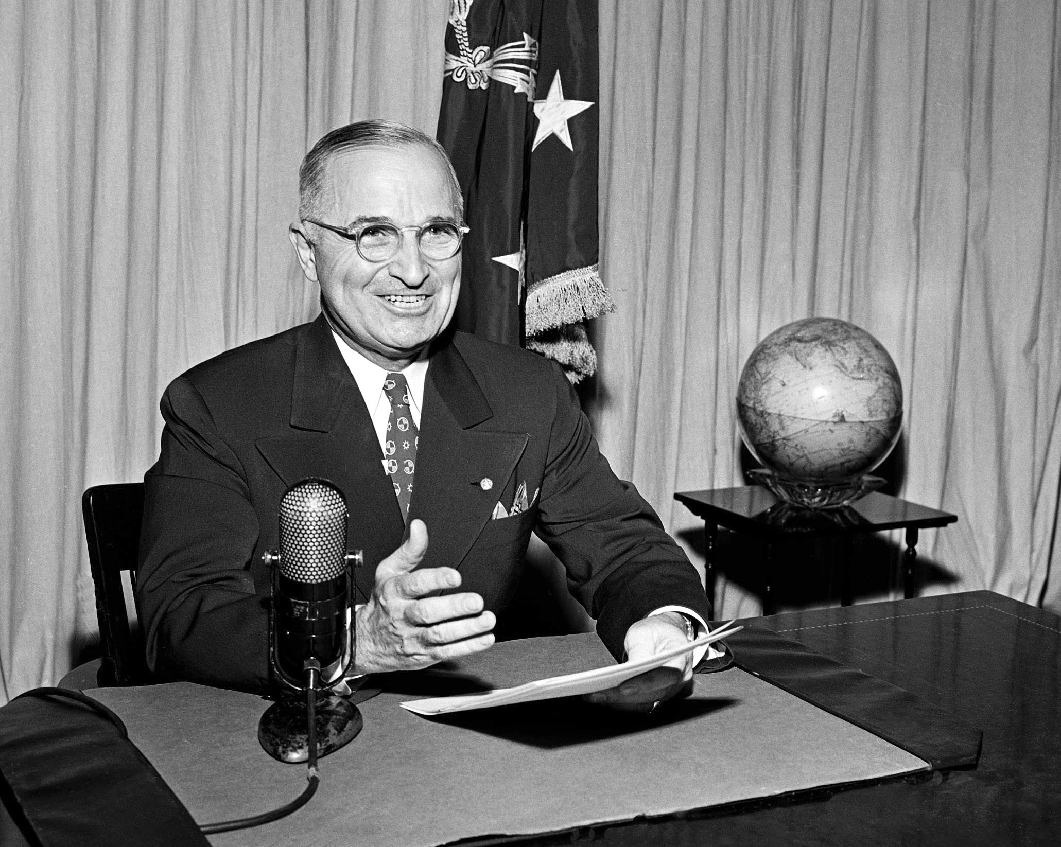 הנשיא הארי טרומן משדר לאומה את הבשורה שיפן נכנעה רשמית, 1 בספטמבר 1945 (צילום: AP Photo)