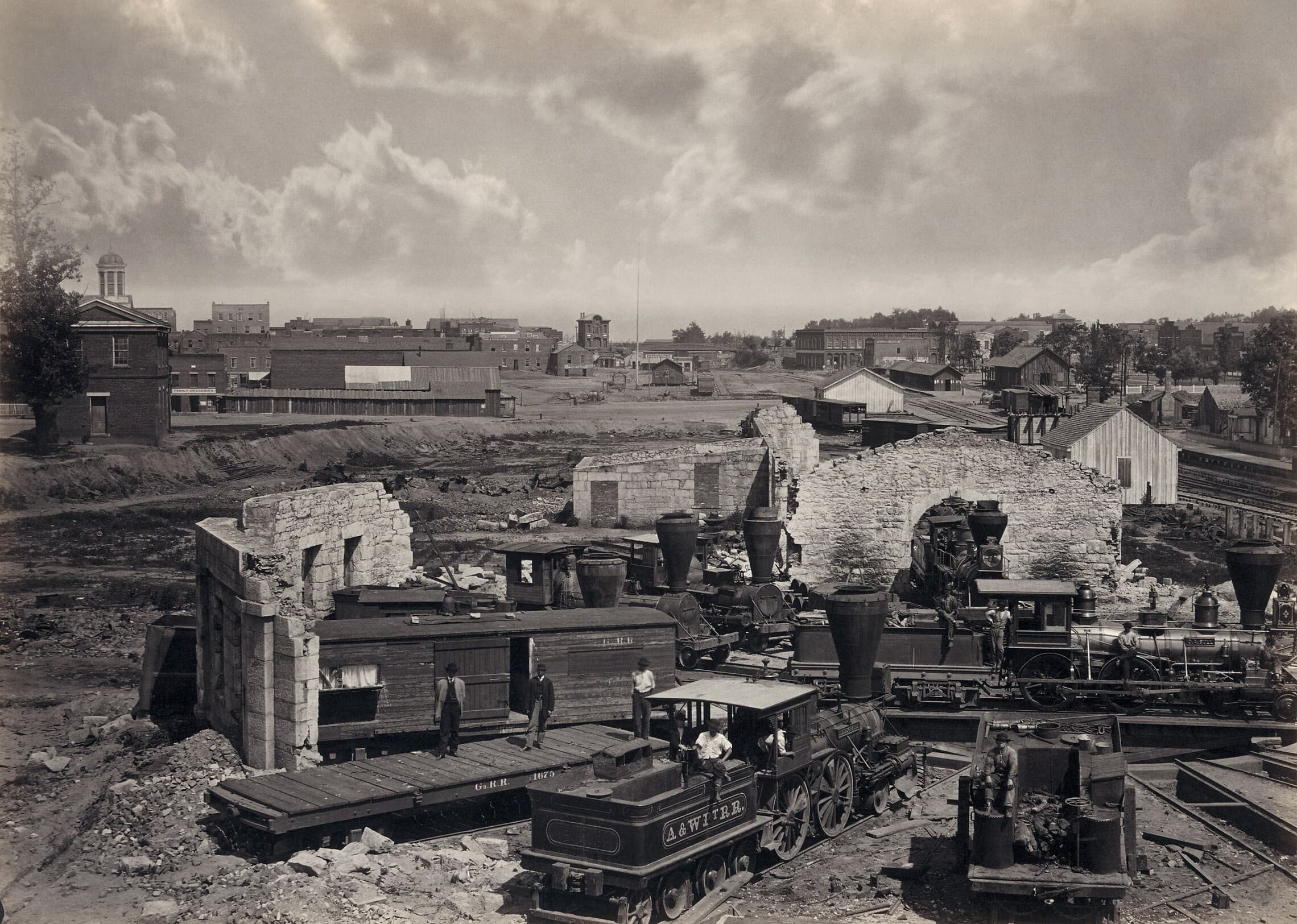 מרכז הרכבות של אטלנטה, ג&#8217;ורג&#8217;יה, אחרי מלחמת האזרחים. 1866 (צילום: George N. Barnard via Library of Congress)