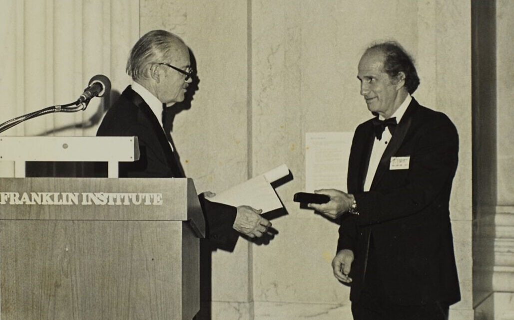 בן אבלס מקבל את מדליית סטיוארט בלנטיין ממכון פרנקלין ב־1979 (צילום: באדיבות ארכיון בן אבלס)