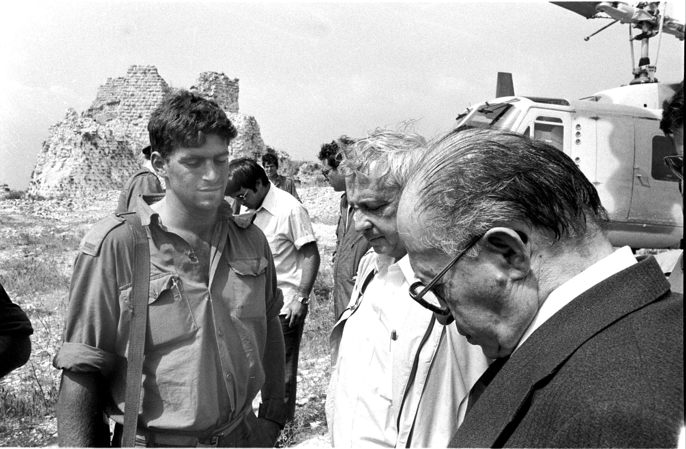 סג&quot;מ תמיר מסר (משמאל) משוחח על הקרב במחבלים על הבופור, עם ראש הממשלה מנחם בגין (מימין) ושר הביטחון אריאל שרון (במרכז). 7 ביוני 1982 (צילום: דובר צה&quot;ל)