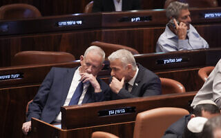 יו"ר האופוזיציה יאיר לפיד מסתודד עם בני גנץ במליאה, 24 ביולי 2023 (צילום: דני שם טוב, דוברות הכנסת) יו"ר האופוזיציה יאיר לפיד מסתודד עם בני גנץ במליאה, 24 ביולי 2023 (צילום: דני שם טוב, דוברות הכנסת)