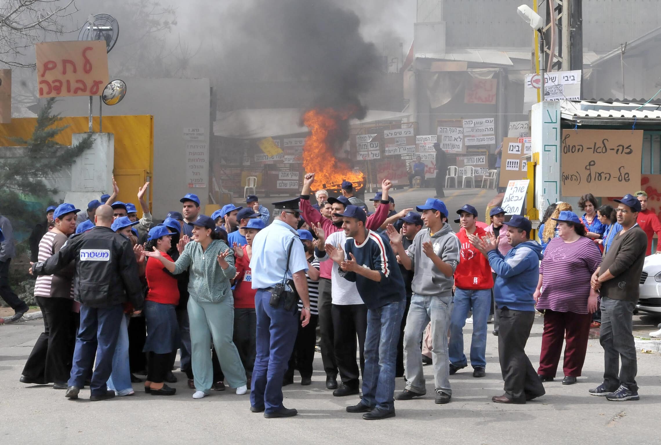 עובדי מפעל עוף העמק מפגינים נגד סגירת המפעל, 9 למרץ 2009 (צילום: יגאל לוי, פלאש 90)
