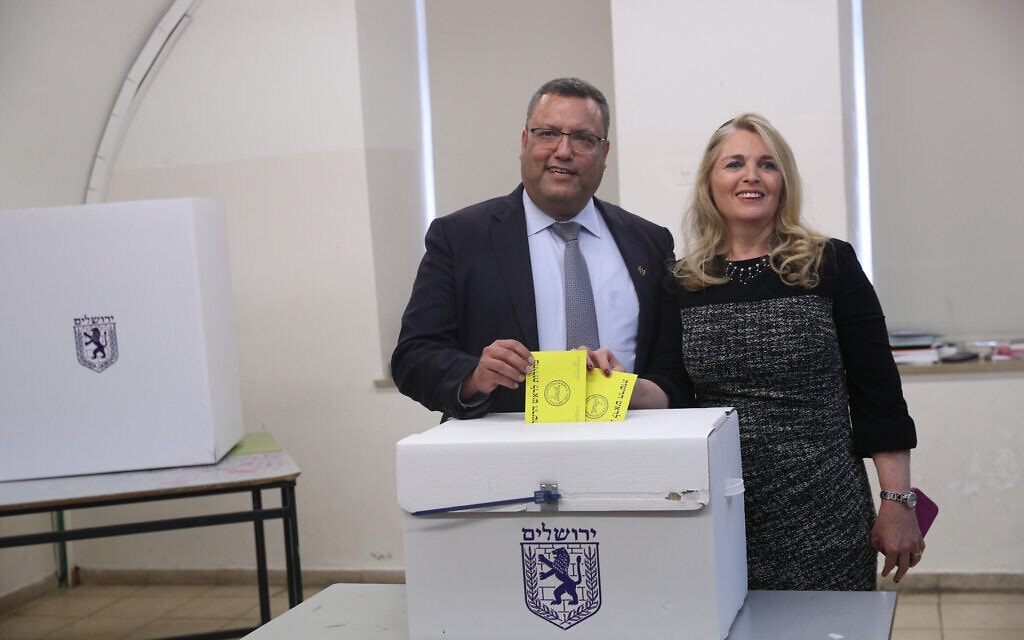 משה ליאון מצביע בבחירות לראשות עיריית ירושלים, 13 בנובמבר 2018 (צילום: יונתן זינדל, פלאש90)