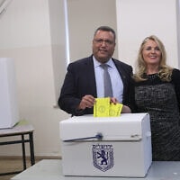 משה ליאון מצביע בבחירות לראשות עיריית ירושלים, 13 בנובמבר 2018