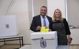 משה ליאון מצביע בבחירות לראשות עיריית ירושלים, 13 בנובמבר 2018 (צילום: יונתן זינדל, פלאש90) משה ליאון מצביע בבחירות לראשות עיריית ירושלים, 13 בנובמבר 2018 (צילום: יונתן זינדל, פלאש90)