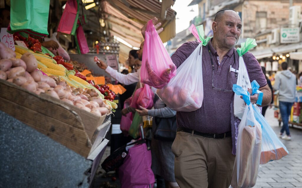 גבר נושא קניות בשקיות ניילון בשוק מחנה יהודה, אילוסטרציה (למצולם אין קשר לנאמר בכתבה) (צילום: הדס פרוש/פלאש90)