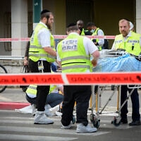מד"א וזק"א בזירת תאונת דרכים שבה נהרג רוכב דו-גלגי חשמלי בתל אביב, 20 באפריל 2021